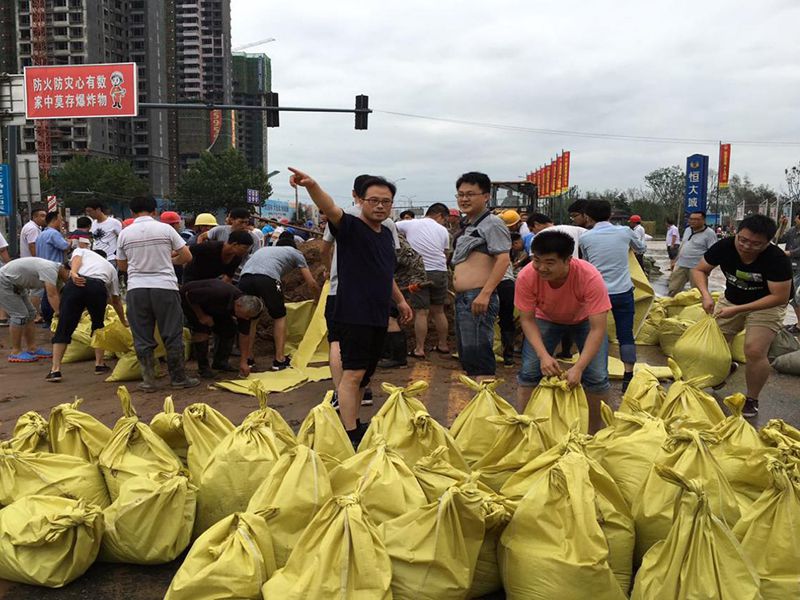 2016年7月20日，集團(tuán)公司組織員工參與“安陽7·19特大洪水”搶險(xiǎn)救災(zāi)工作。
